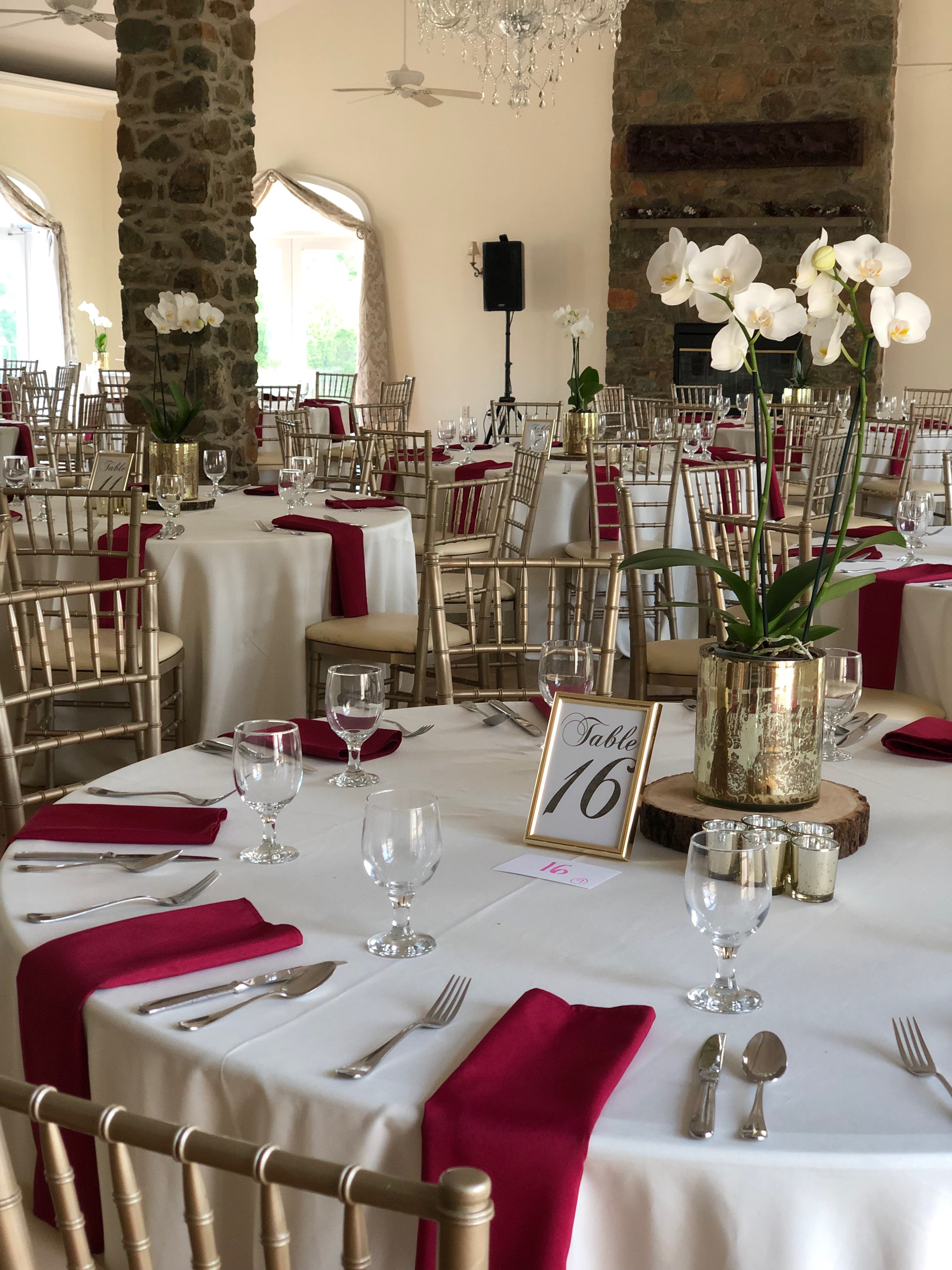 White linen with apple red napkins