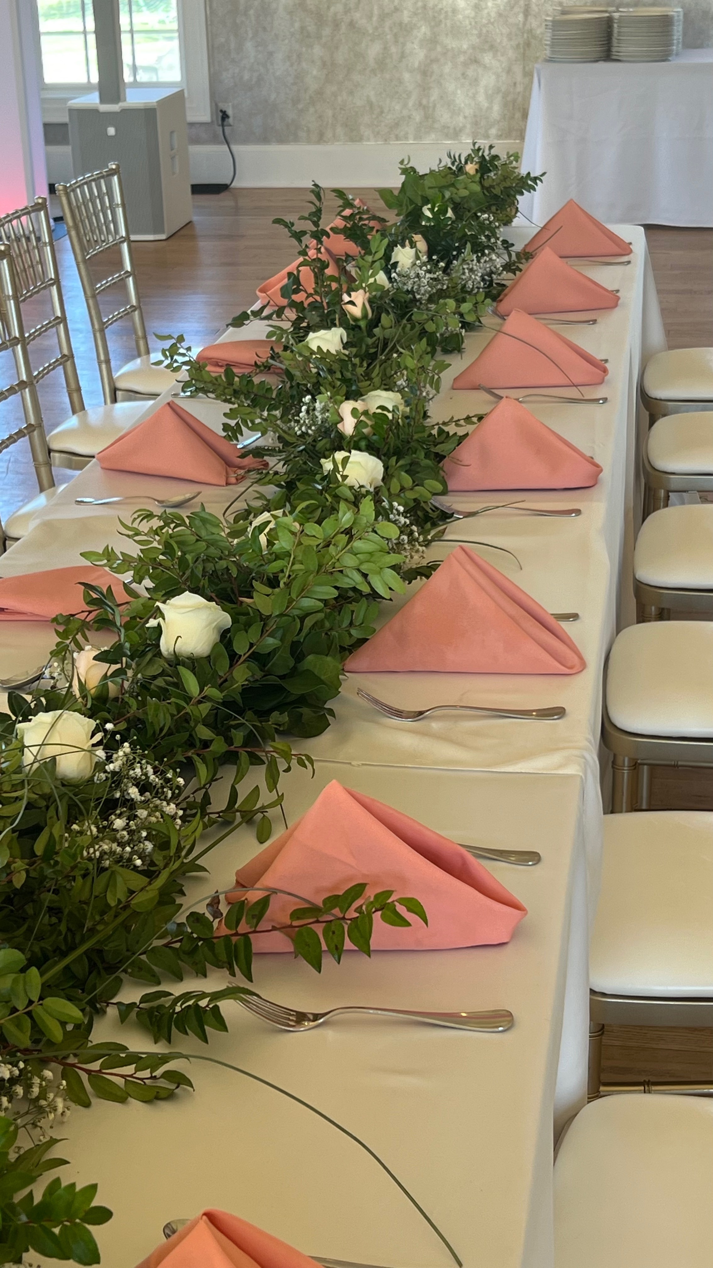 Kings table with Ivory tablecloth and mauve napkins